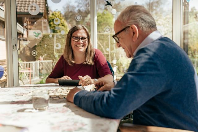 Zwei Personen bei einem Bettspiel