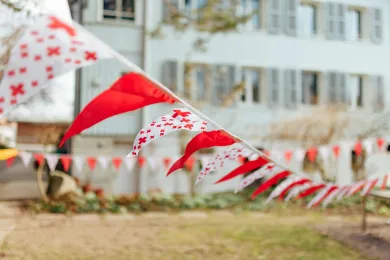 Eine Girlande mit dem Logo vom SRK