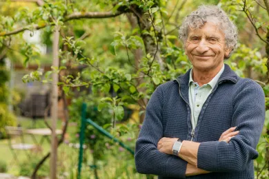 Ein älterer Mann trägt eine Alarmknopf um sein Handgelenk.