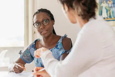 Eine Beratungsgespräch zwischen Kundin und Expertin