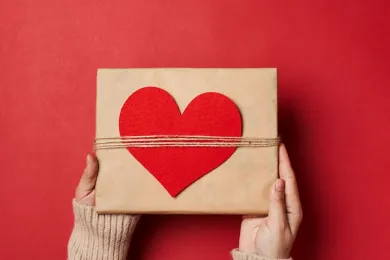 Ein Geschenk mit einem Herz drauf