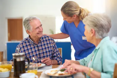 Eine Person in einer Langzeitpflegeinstitution kümmert sich um Patienten