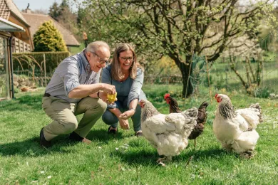 Zwei Personen im Garten