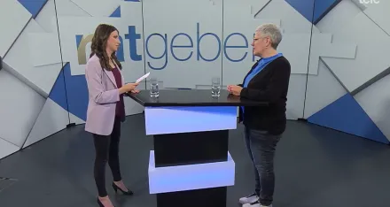 Zwei Frauen unterhalten sich im TV-Studio zum Thema Entlastung