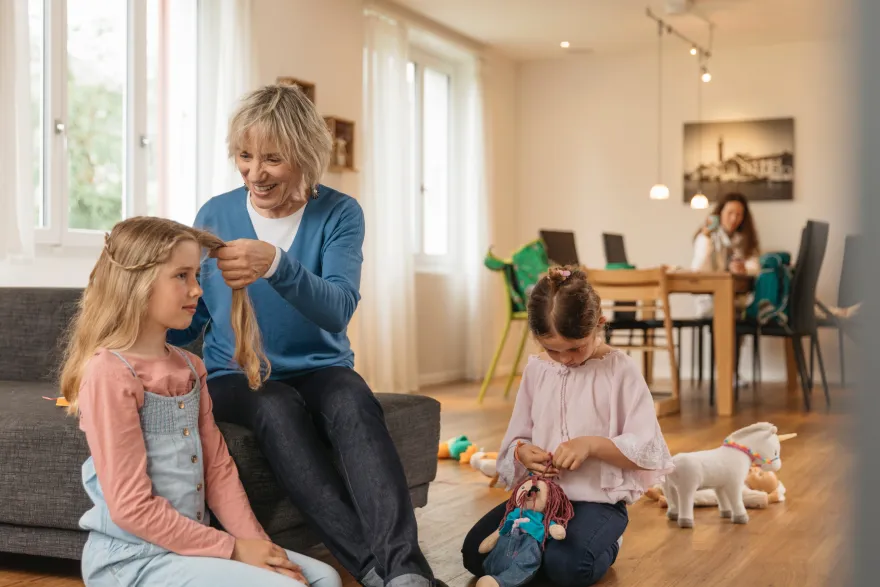 Eine SRK-Betreuerin kümmert sich um die Kinder 