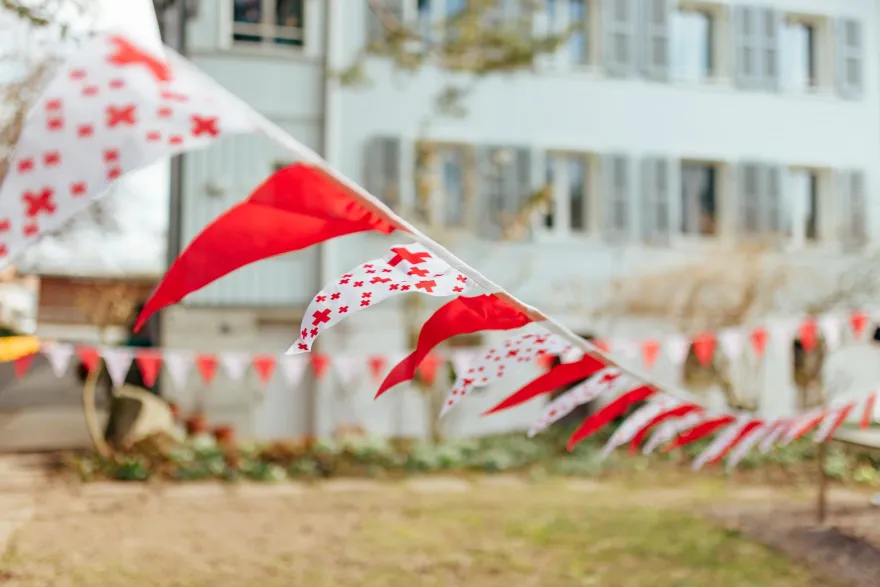 Eine Girlande mit dem Logo vom SRK