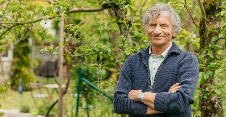 Ein älterer Mann trägt eine Alarmknopf um sein Handgelenk.