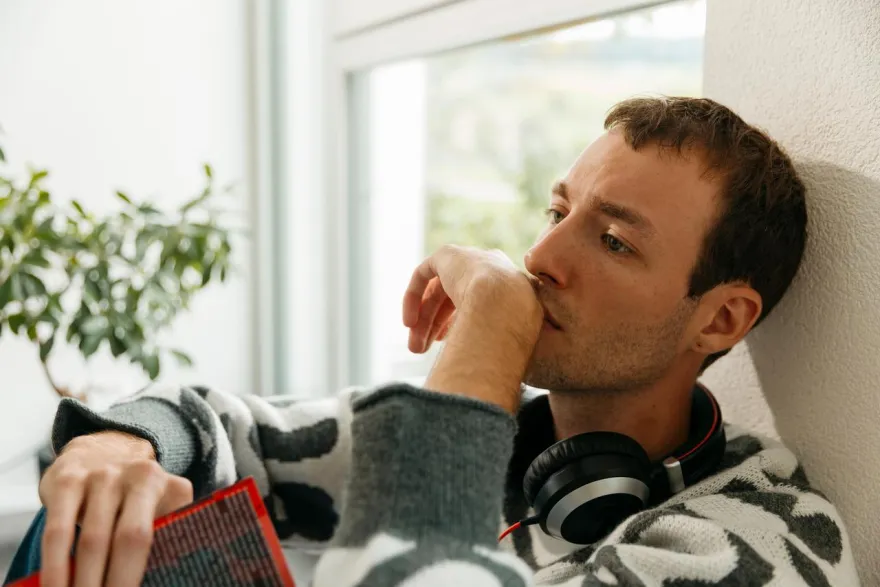 Ein Mann schaut nachdenklich in die Ferne