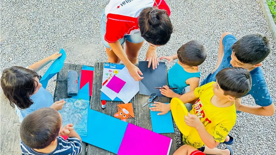 Kinder sind mit Freiwilligen am Basteln