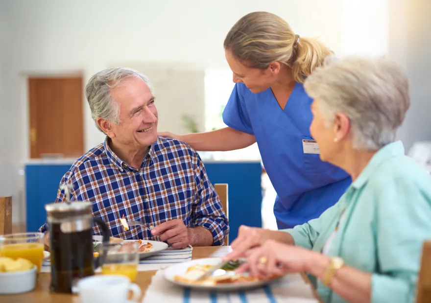 Eine Person in einer Langzeitpflegeinstitution kümmert sich um Patienten