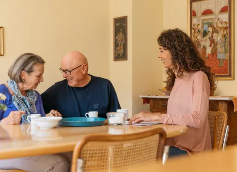 Eine Betreuerin beschäftigt sich mit einer Kundin