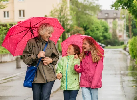 Eine Betreuungsperson kümmert sich um die Kinder